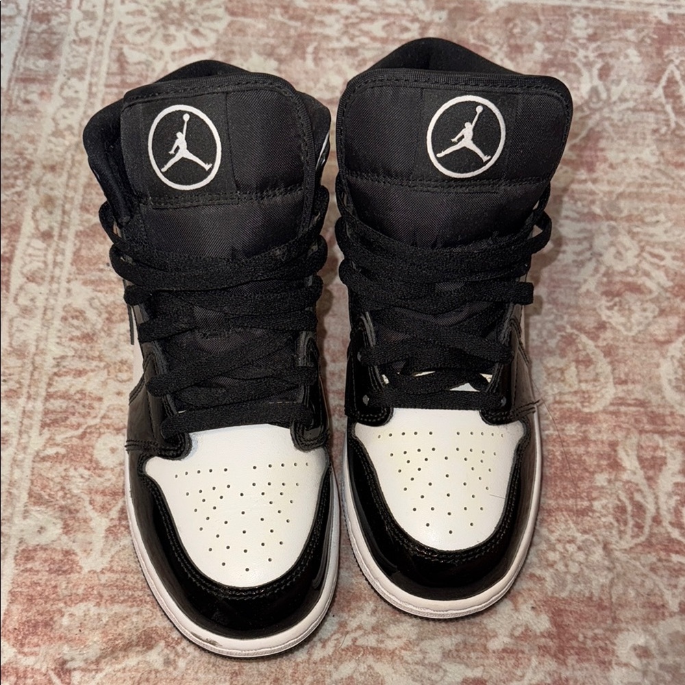 Nike Black and White womens/kids sneakers. Size 5.5 in kids which is 7 in women!